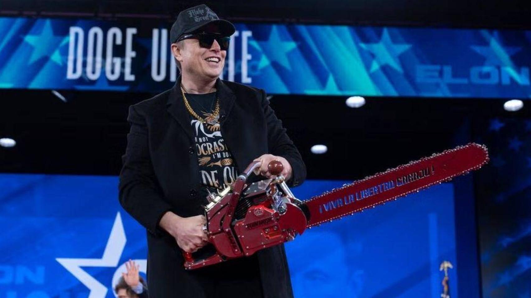 Elon Musk, CEO de Tesla y SpaceX, sostiene una motosierra durante un discurso.