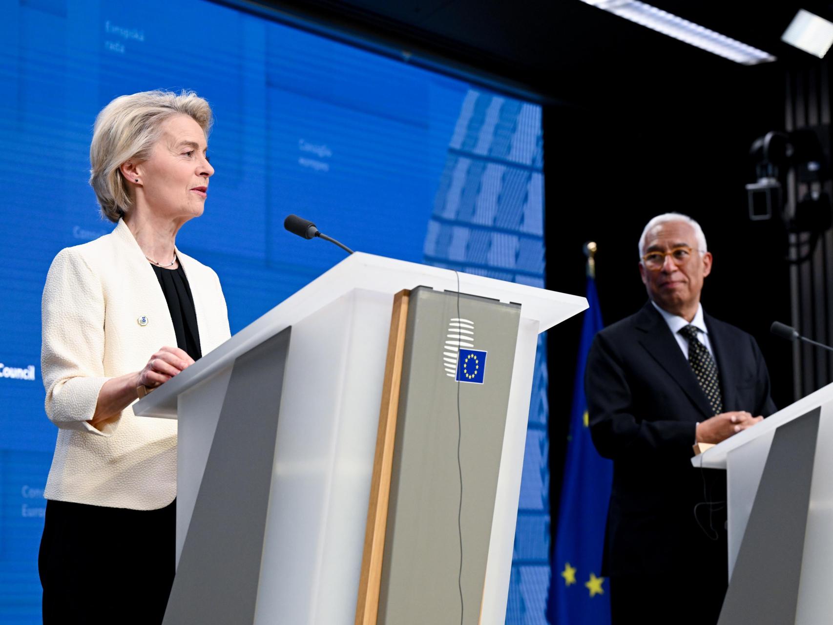 La jefa de la Comisión, Ursula von der Leyen, y el presidente del Consejo, António Costa, durante la rueda de prensa final de la cumbre de emergencia en Bruselas