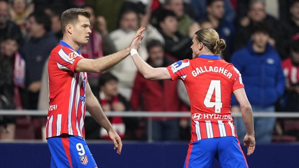 Sörloth junto a Conor Gallagher, en un partido del Atlético de Madrid