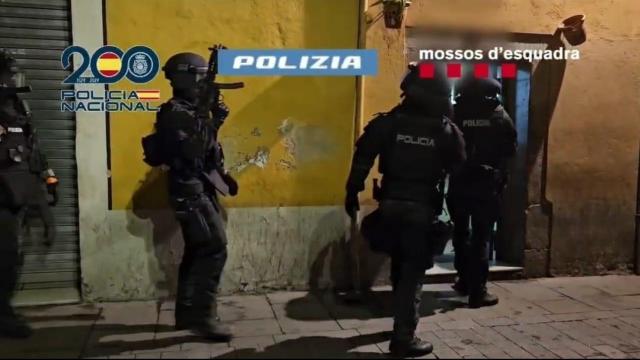 Imagen facilitada por la Policía Nacional del momento en el que fueron detenidos, esta semana, los 11 yihadistas de origen paquistaní en Barcelona.