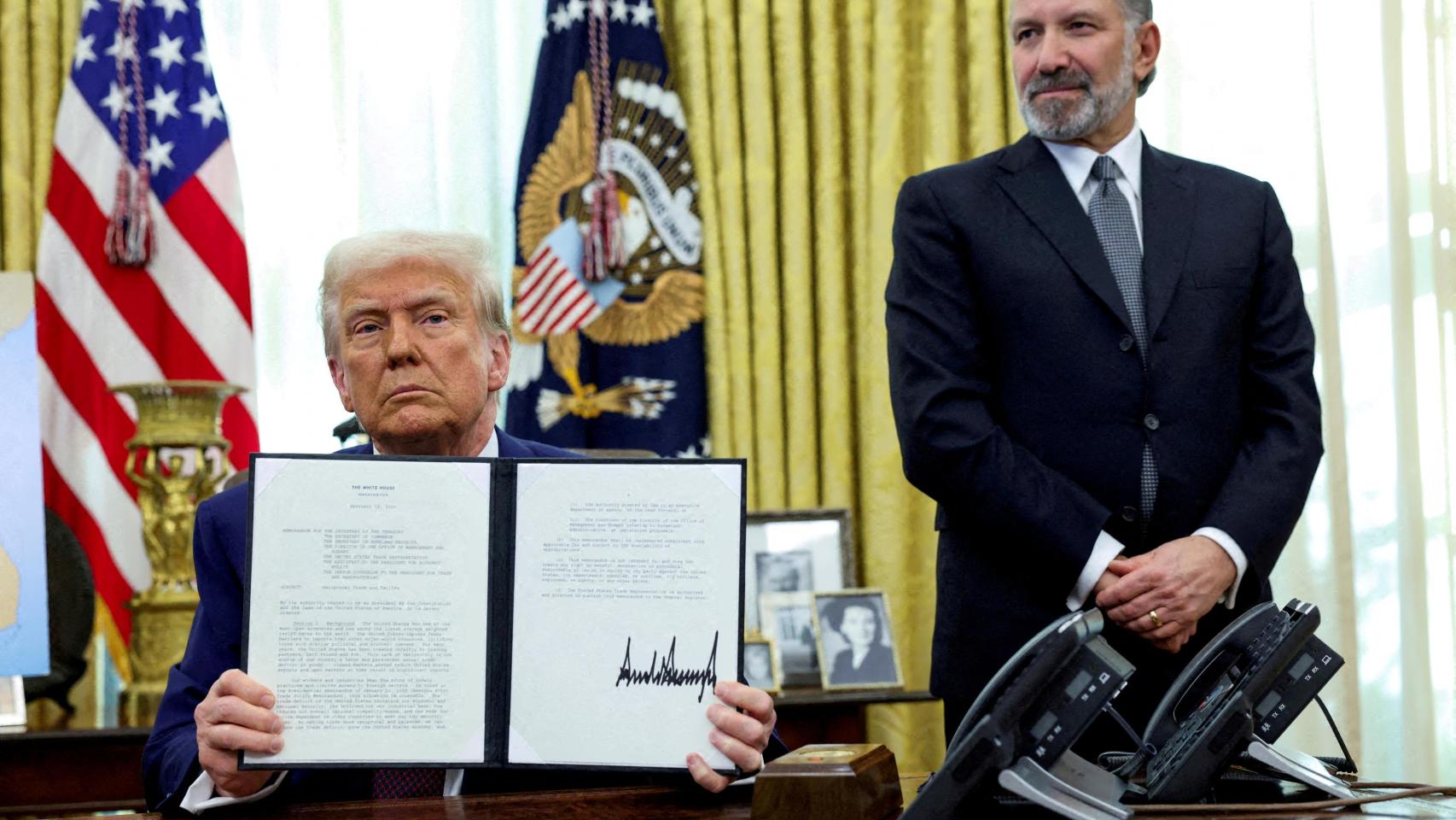 El presidente de Estados Unidos, Donald Trump, firmando órdenes ejecutivas para aranceles recíprocos en Washington.