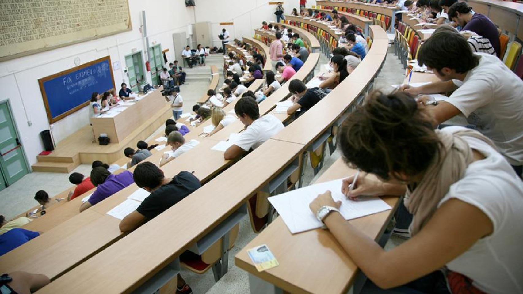 Estudiantes en un aula de la universidad.