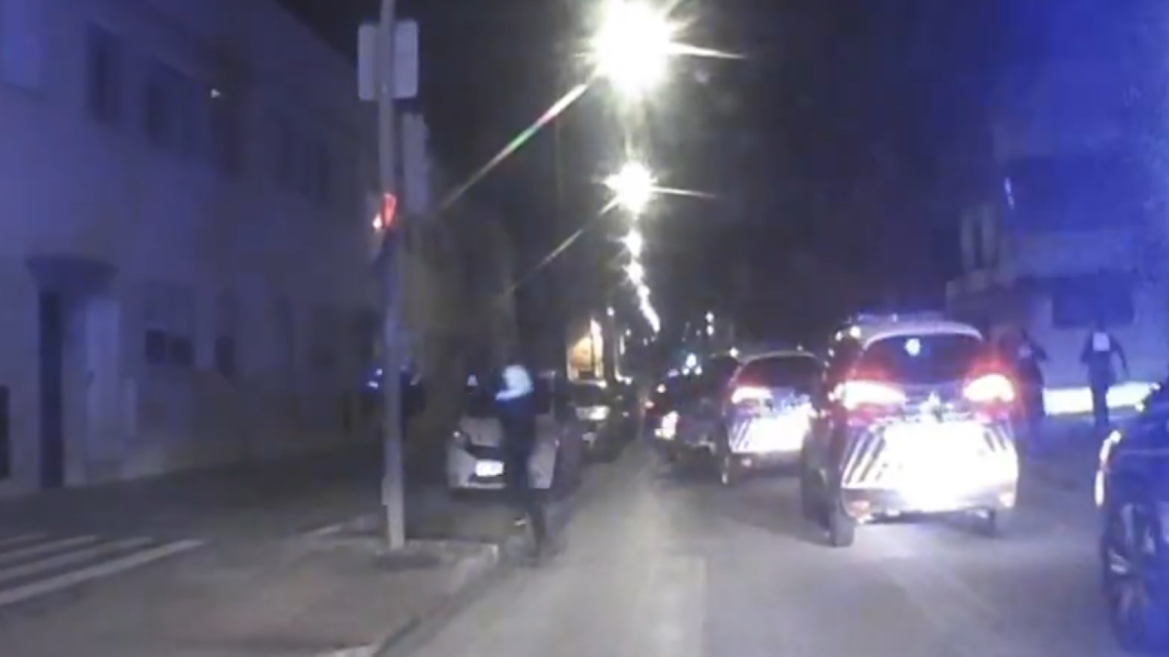 Los agentes, durante la operación de detención del joven acusado de robo en Sevilla.