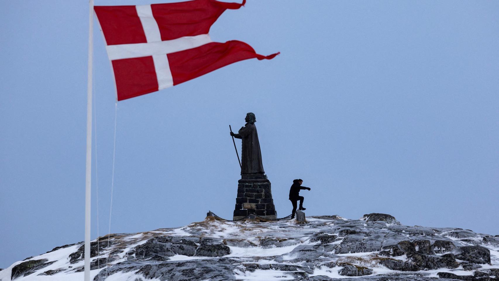 La bandera de Dinamarca ondea en Nuuk, la capital de Groenlandia, a 9 de marzo.