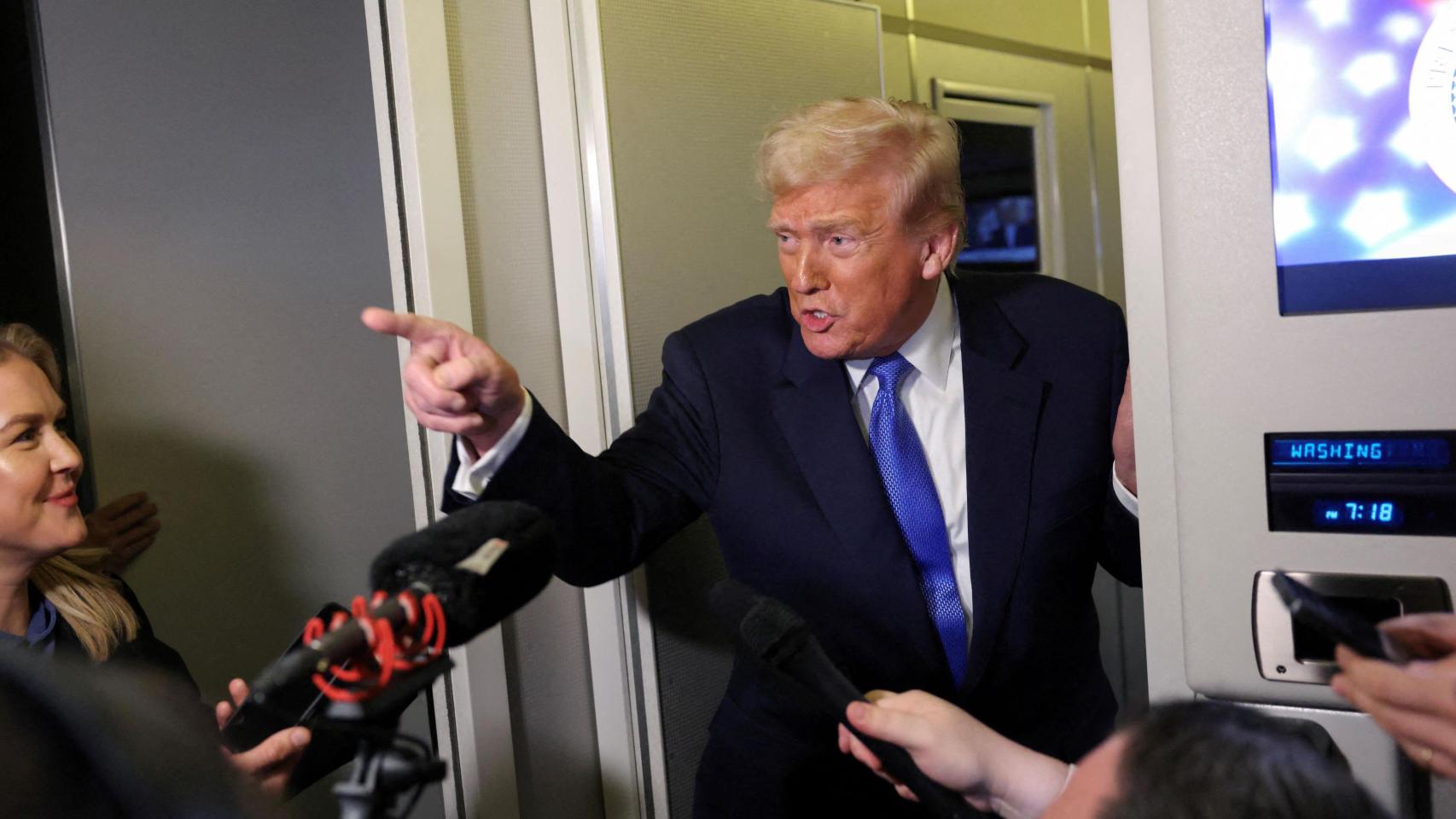 El presidente de EEUU, Donald Trump, atendiendo en los medios en el Air Force One, este domingo.