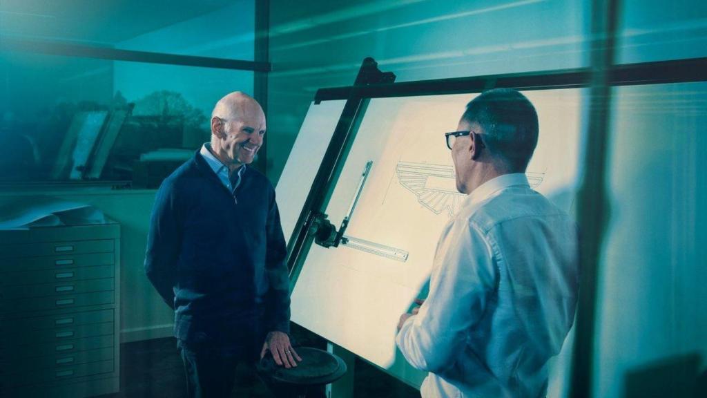 Adrian Newey, con Andy Cowell en su primer día en Aston Martin