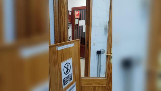 Una puerta del centro de salud de Añover de Tajo destrozada.