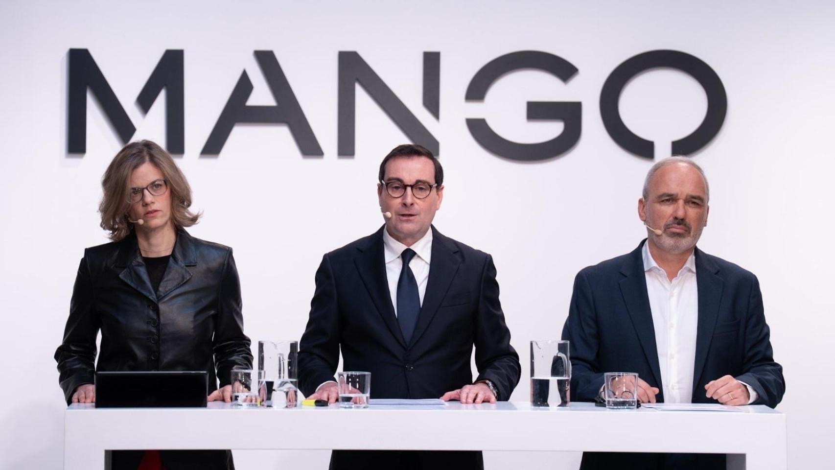 El CEO de Mango, Toni Ruiz junto a la directora financiera, Margarita Salvans y el director de Expansión y Franquicias, Daniel López.