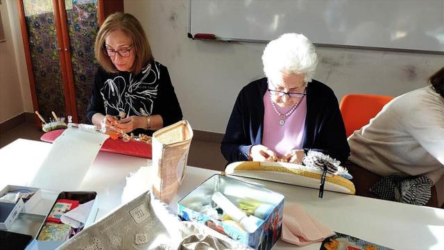 Teresa, a la derecha, junto a María Jesús haciendo encaje de bolillos