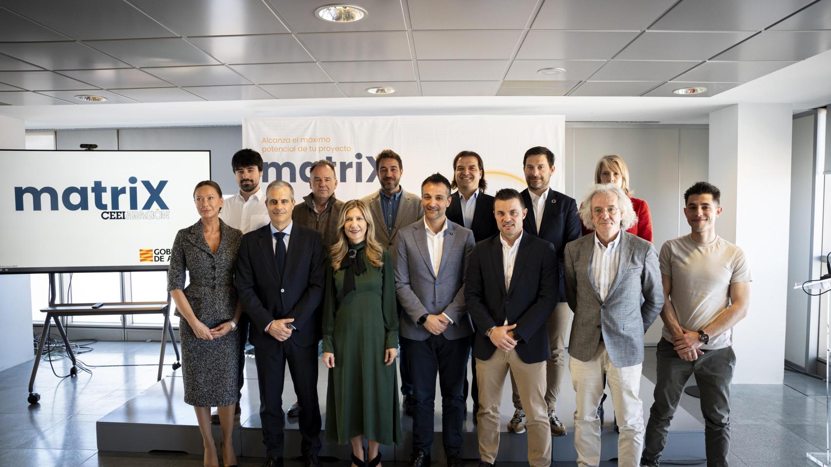 La vicepresidenta de Aragón, Mar Vaquero, junto con las 11 startups elegidas.