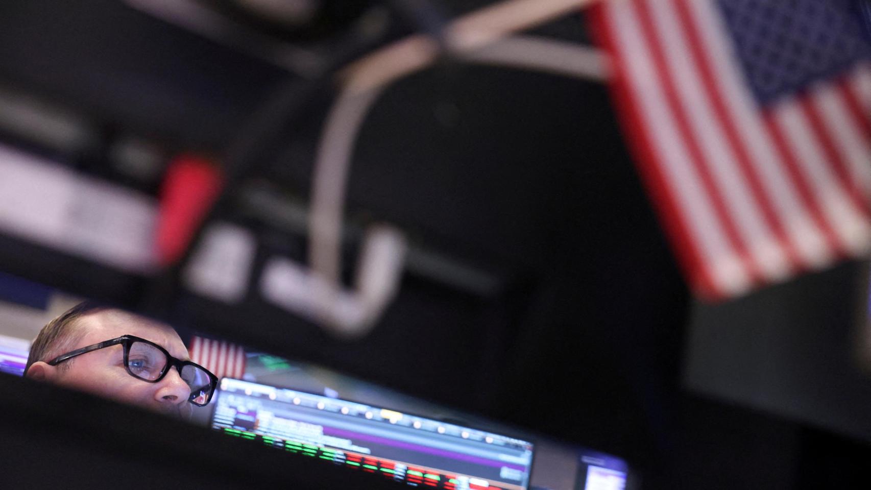 Un trabajador en el parqué de la Bolsa de Nueva York.