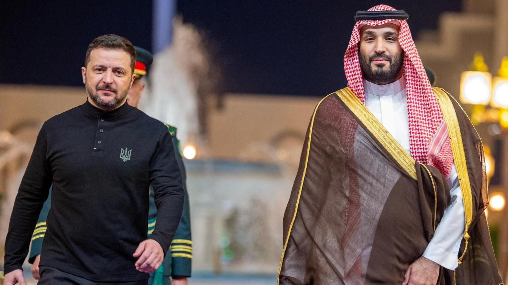 Volodímir Zelenski y Mohammed bin Salman este lunes en Yeda.