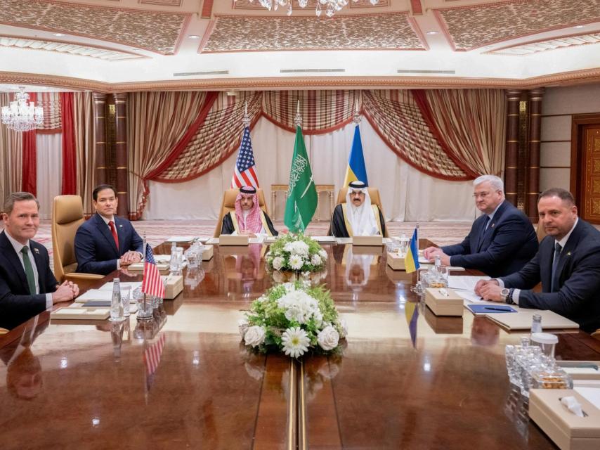De izquierda a derecha, los americanos Mike Waltz y Marco Rubio, el saudí Faidal bin Farhan y los ucranianos Andriy Yermak y Andriy Sibiga.