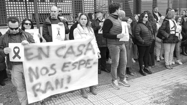 Trabajadores educativos con menores de Badajoz se concentran para expresar sus condolencias por la muerte violenta de una compañera.
