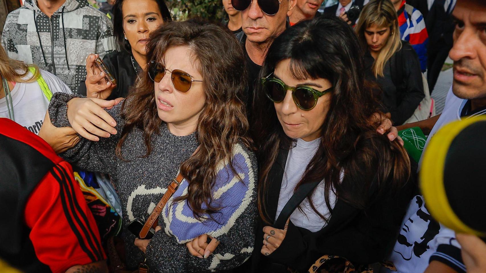 Dalma y Giannina Maradona, hijas del astro argentino, a su llegada al juicio