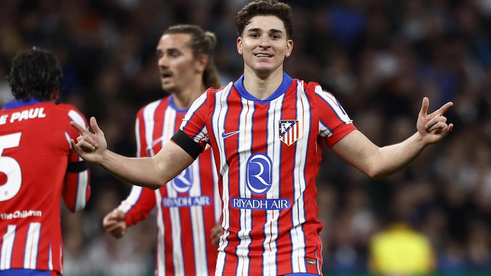 Julián Álvarez celebra un gol con el Atlético de Madrid