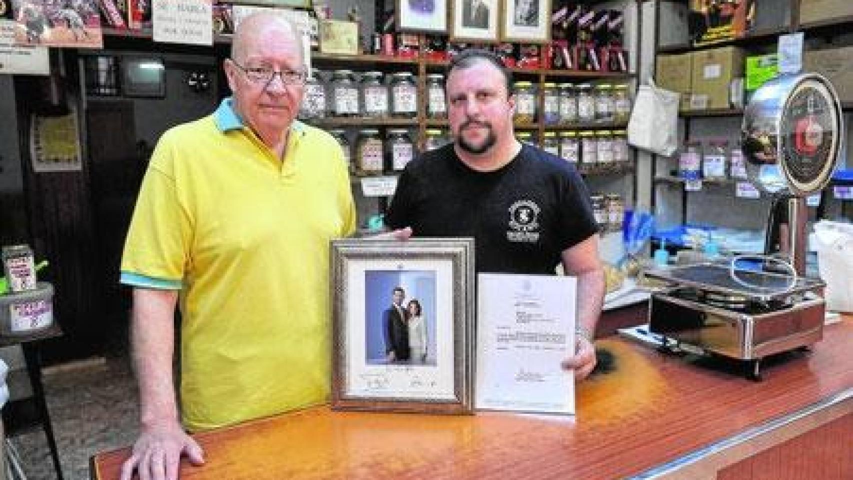 Eduardo, el veterano de Bosnia e Irak que lo dejó todo para salvar la  tienda de sus abuelos que sirve frutos secos a la Casa Real