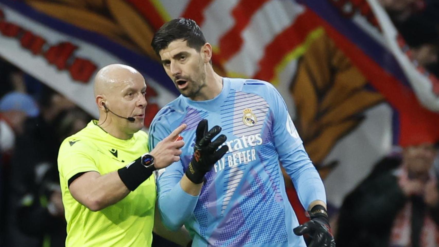 Courtois habla con Marciniak durante el derbi