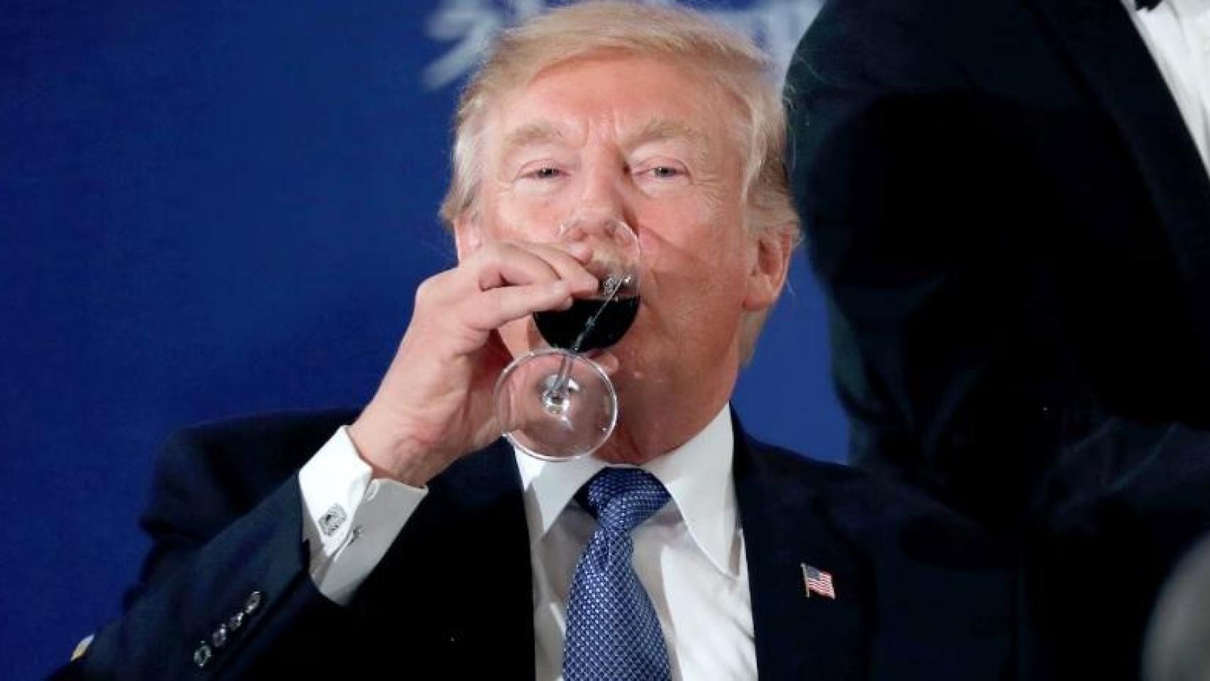 Donald Trump, presidente de Estados Unidos, bebiendo una copa de vino tinto en una imagen de archivo.