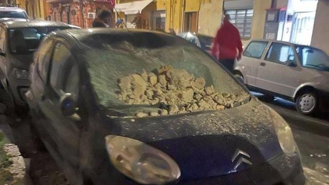 Así ha quedado un coche en la localidad de Bagnoli, en Nápoles, tras el terremoto.