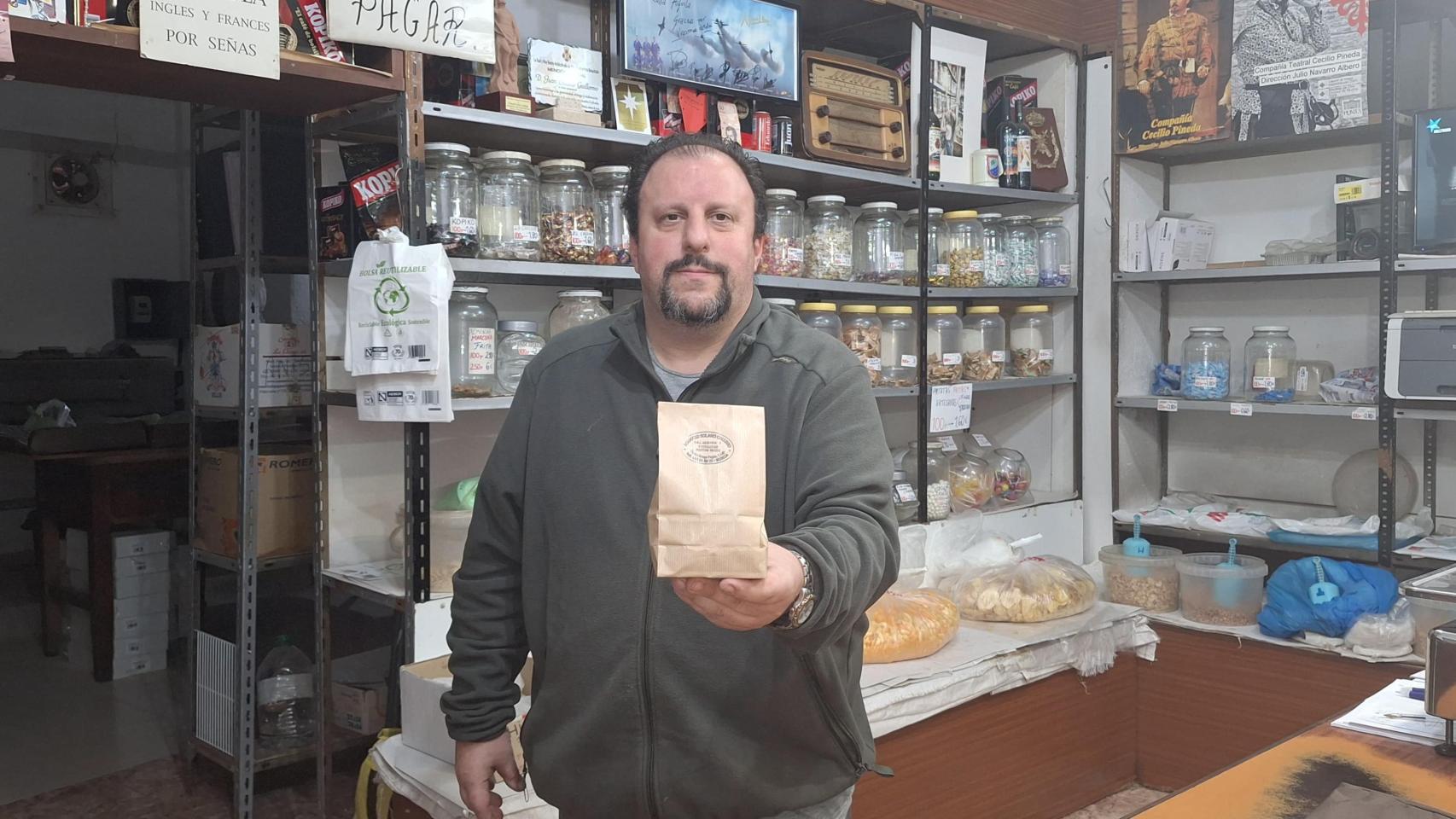 Eduardo, el veterano de Bosnia e Irak que lo dejó todo para salvar la  tienda de sus abuelos que sirve frutos secos a la Casa Real