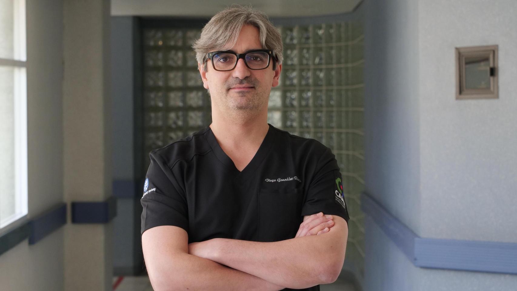 El cirujano Diego González Rivas opera a cerca de más de 1.000 pacientes al año.