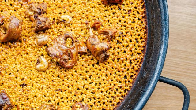El arroz a la leña de conejo y caracoles que prepara Javier Molina a la leña en Alicante.