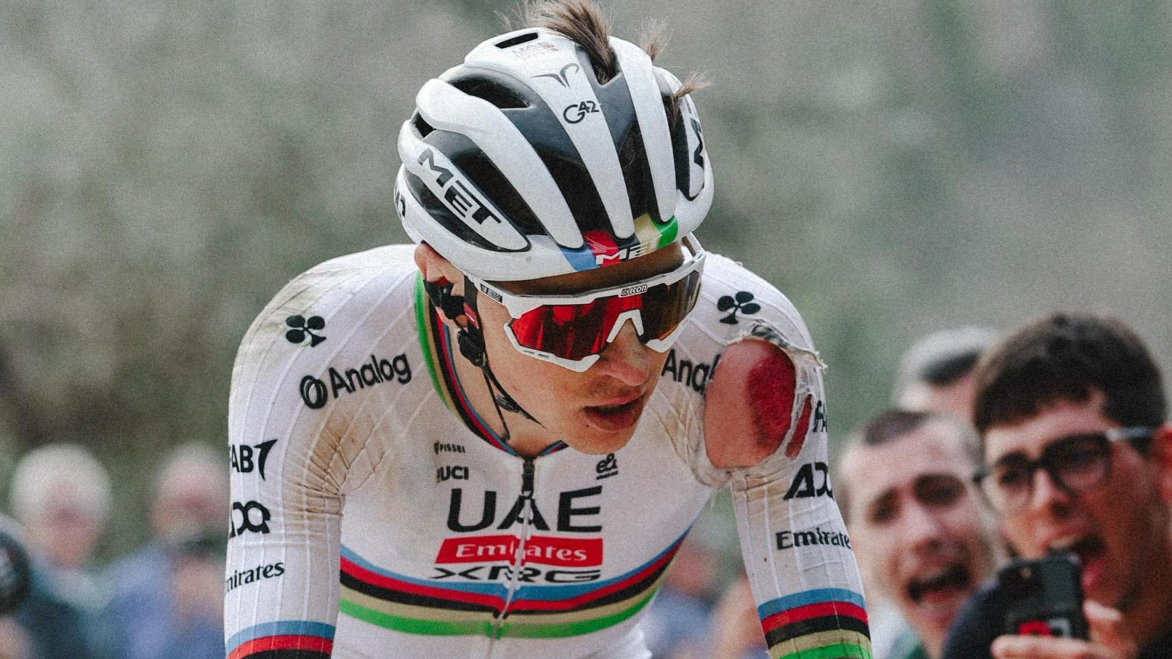 Tadej Pogacar, ensangrentado mientras corre la Strade Bianche.