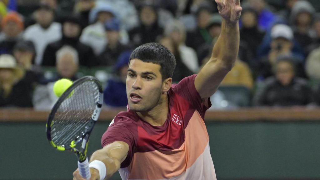 Carlos Alcaraz golpea una bola durante el partido frente a Francisco Cerundolo