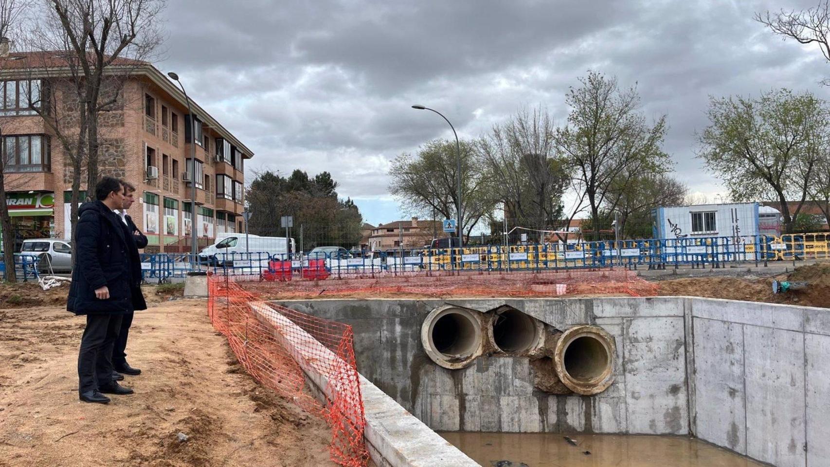 El alcalde de Toledo en una imagen de archivo durante la visita a la obra de la balsa de Azucaica.