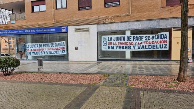 Dos de las pancartas instaladas por el Ayuntamiento de Yebes.