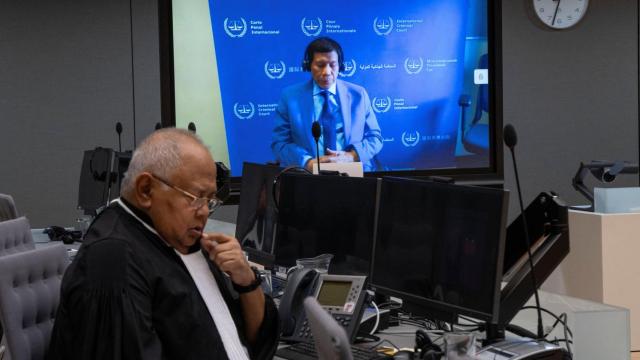 El expresidente filipino Rodrigo Duterte, en una pantalla en la sala del tribunal de la Corte Penal Internacional (CPI) junto a su abogado Salvador Medialdea.
