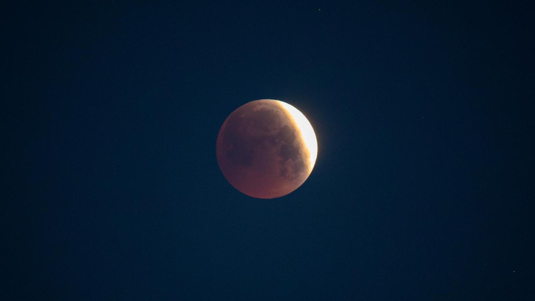 La 'Luna de sangre' del pasado mes de marzo en una fotografía desde O Porriño (A Coruña)