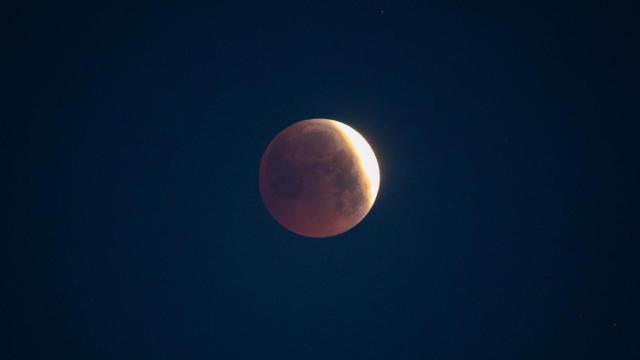 La 'Luna de sangre' del pasado mes de marzo en una fotografía desde O Porriño (A Coruña)