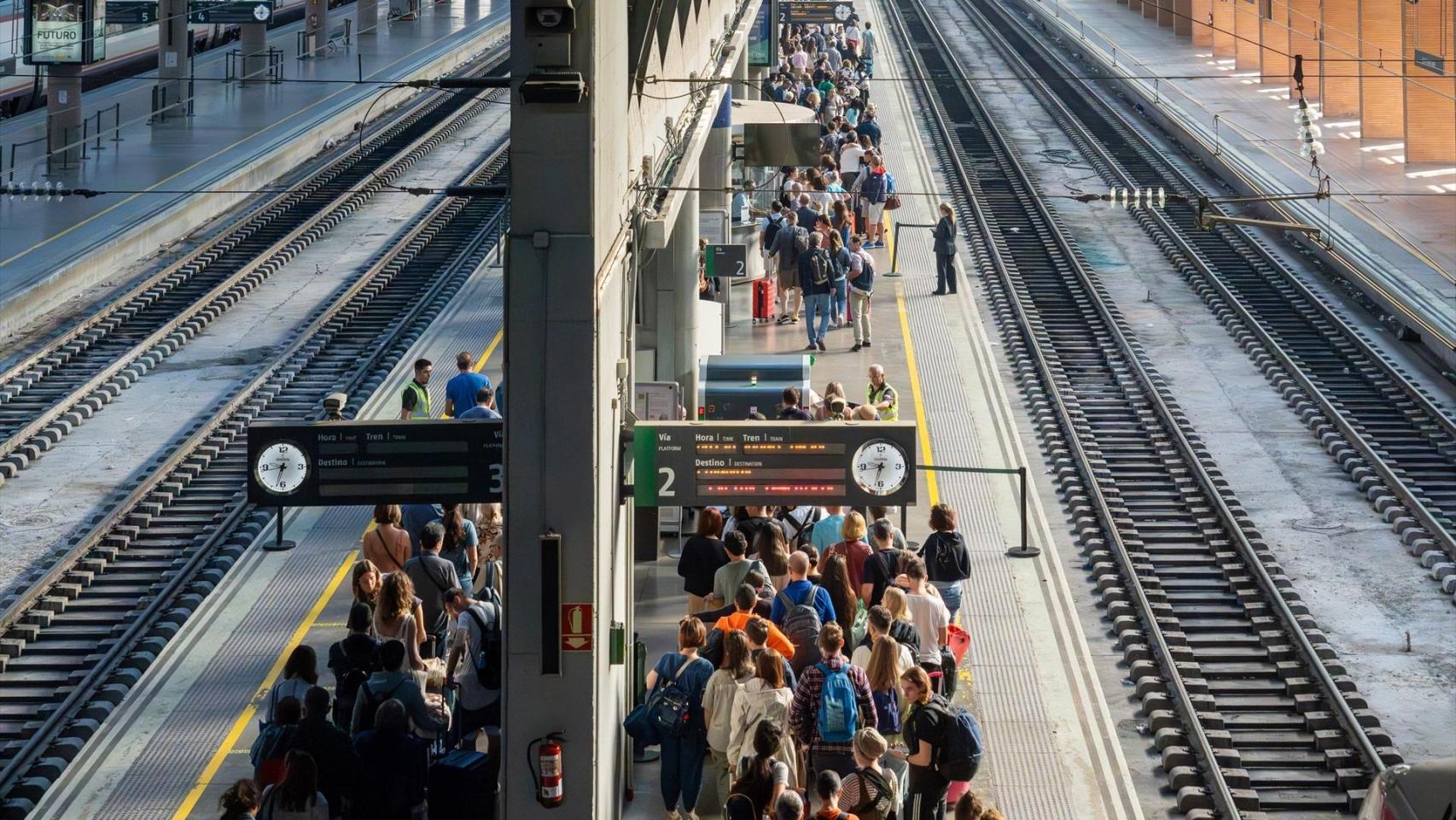 Cientos de usuarios esperando en el andén en la estación de Santa Justa, en Sevilla.