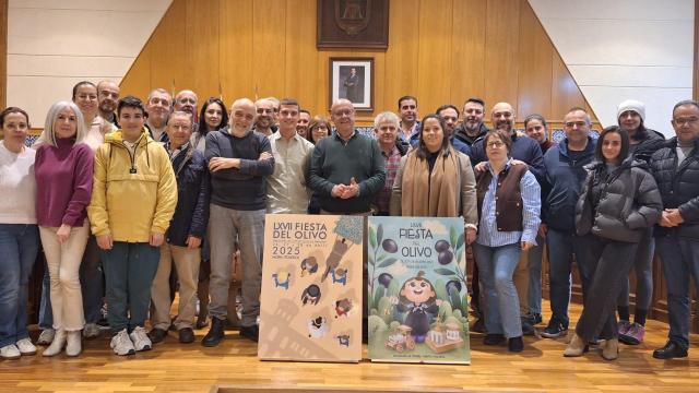La Comisión Organizadora de la Fiesta del Olivo, con los carteles ganadores de 2025.