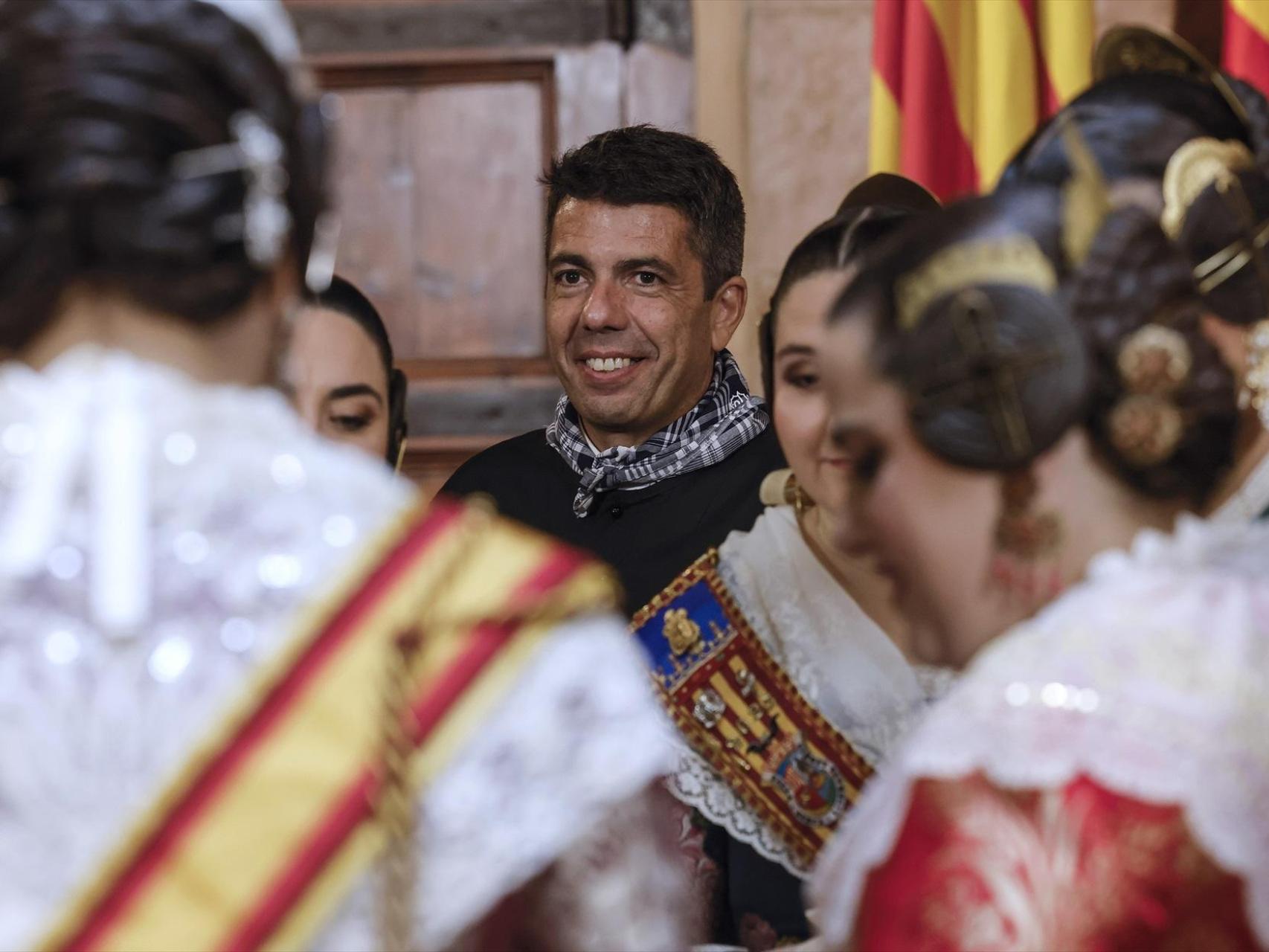 Carlos Mazón, presidente de la Comunidad Valenciana, durante un encuentro con falleras, este lunes en el Palau de la Generalitat.