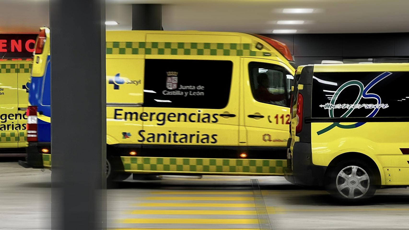 Una ambulancia en la zona de urgencias del Hospital de Salamanca