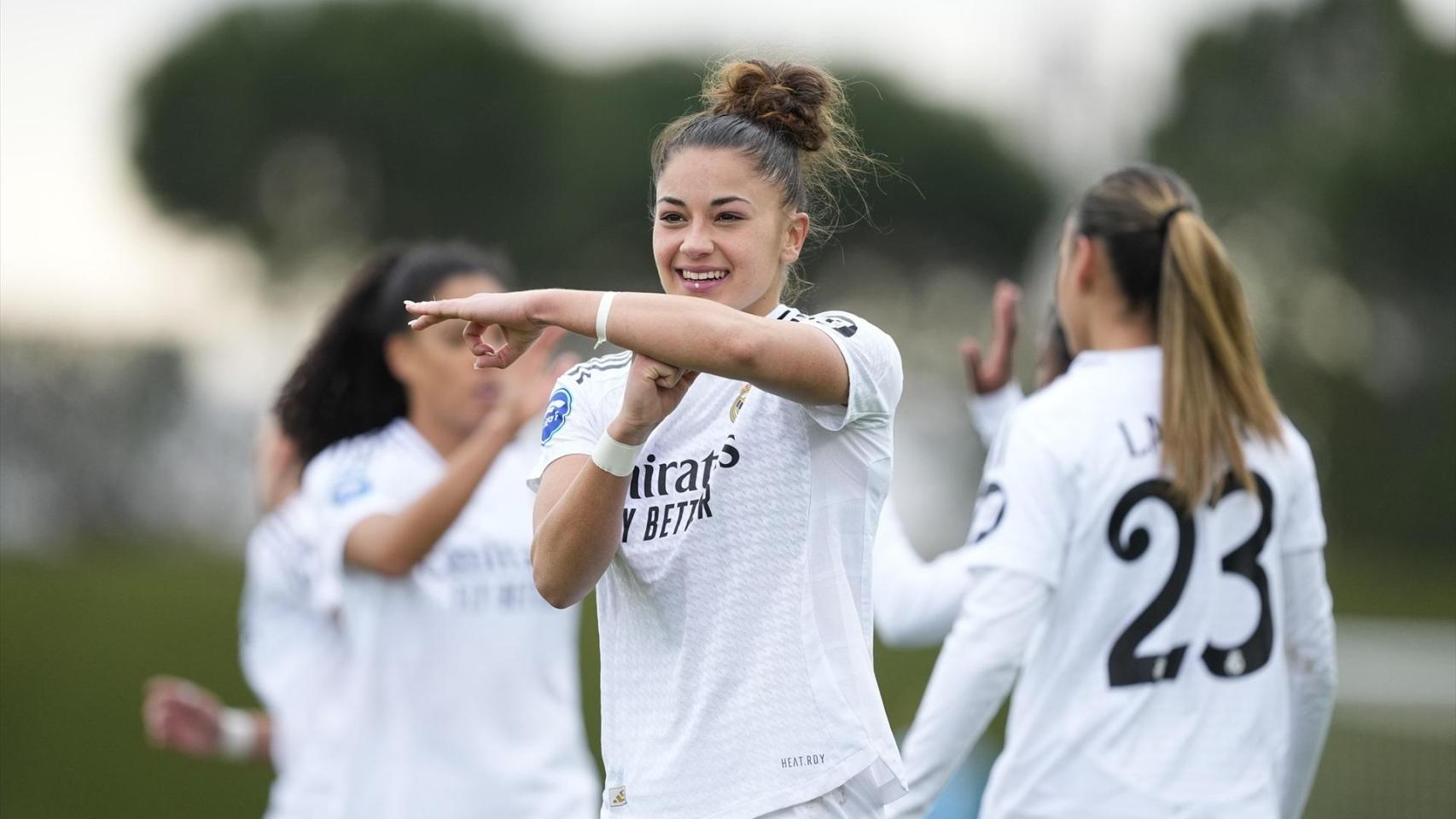 Carla Camacho celebra un gol con el Real Madrid femenino.
