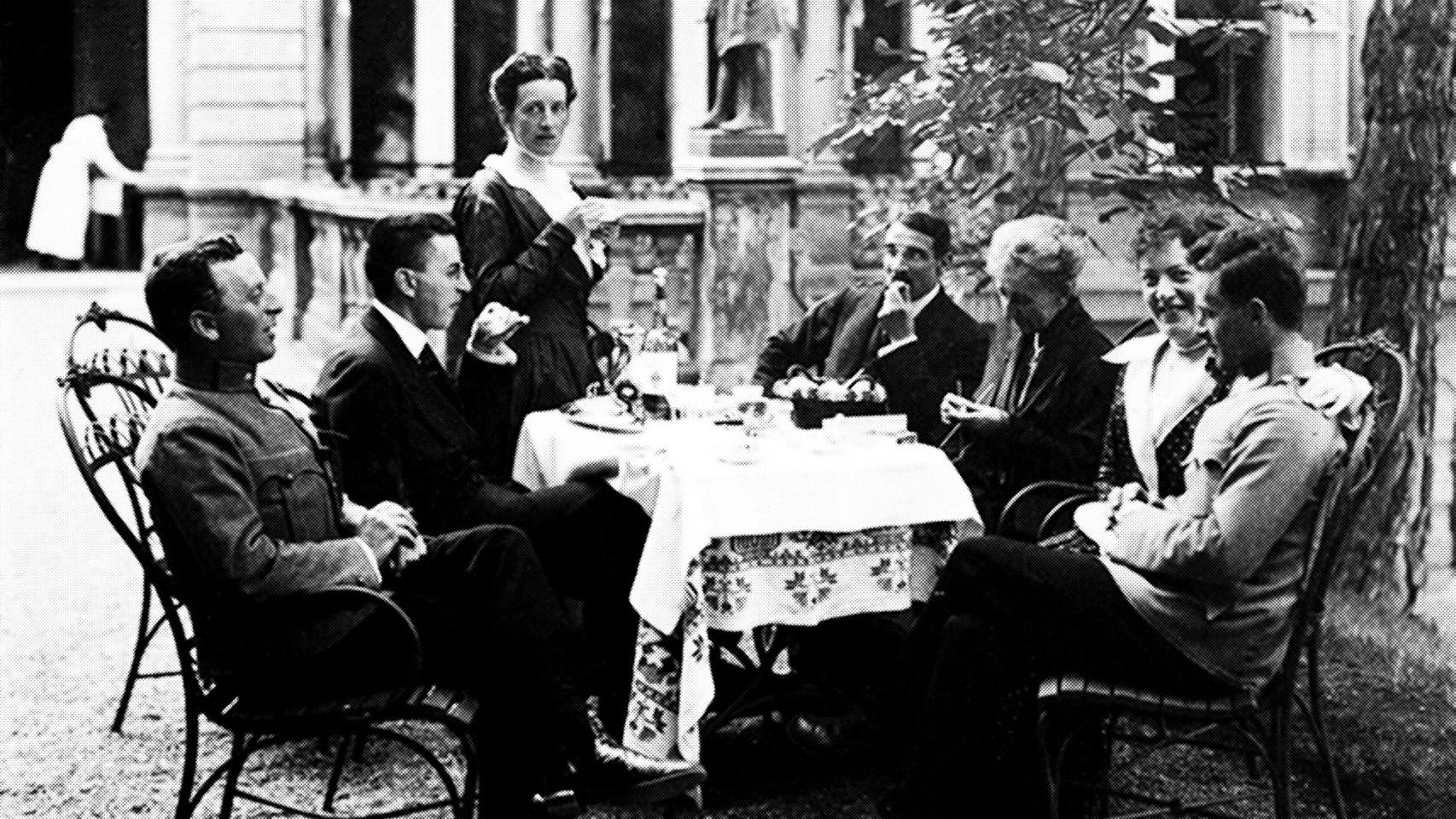De izquierda a derecha, Kurt, Paul, Hermine, Max, Leopoldine, Helene y Ludwig Wittgenstein en Neuwaldegg (1917). Foto: Acantilado