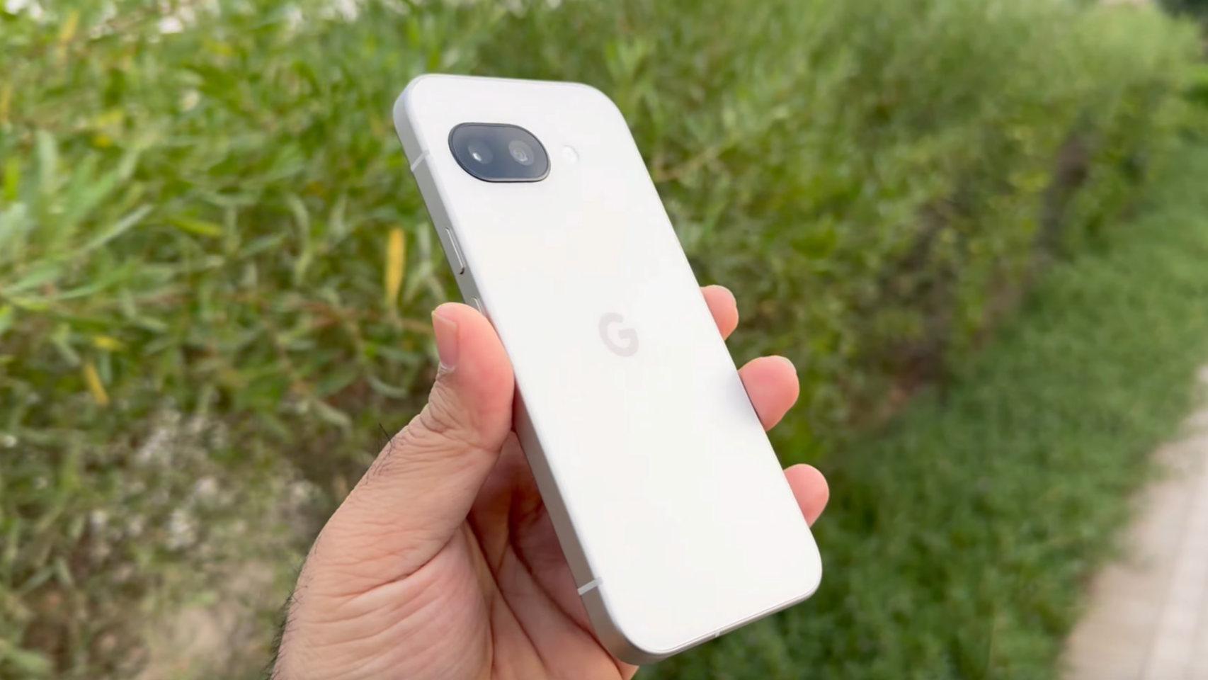 El Pixel 9a en uno de los vídeos publicados antes de tiempo