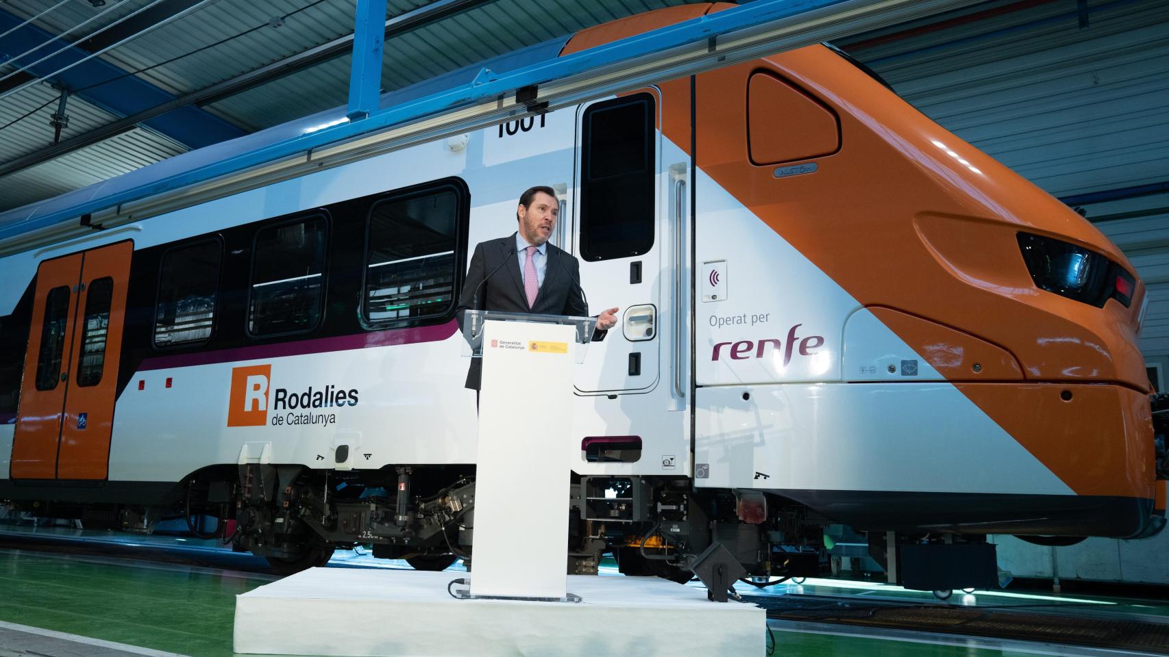 Óscar Puente, ministro de Transportes, en su visita a la fábria de Alstom donde se fabrican los trenes de Rodalies.
