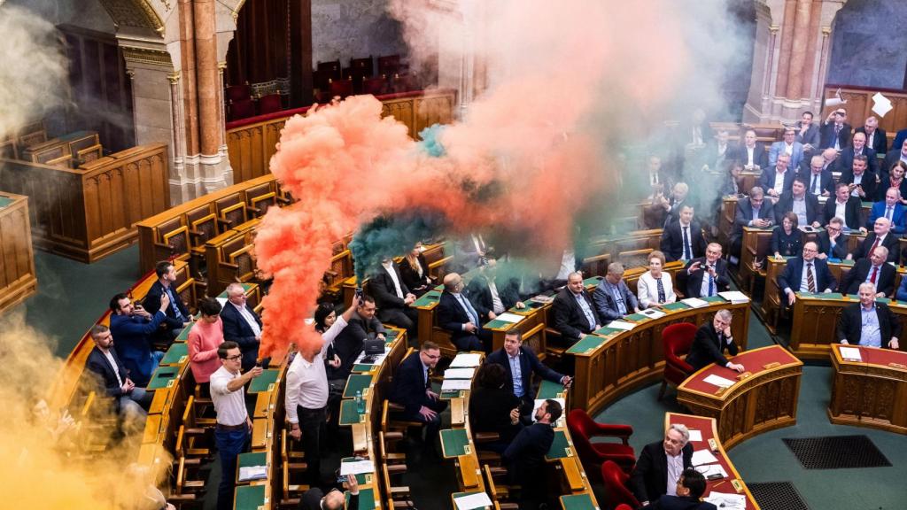 Los diputados de la oposición encendieron bengalas durante la votación en el Parlamento a modo de protesta.