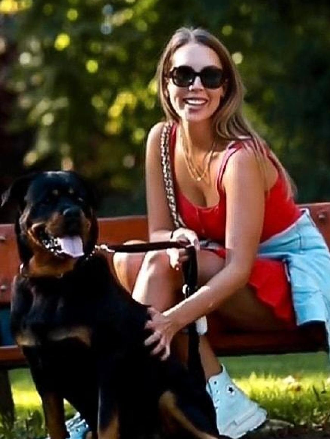 La expareja de Miguel Palomo Danko acariciando a Bronca.