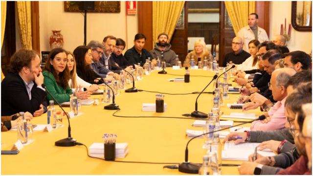 Reunión del Concello con hosteleros y entidades vecinales