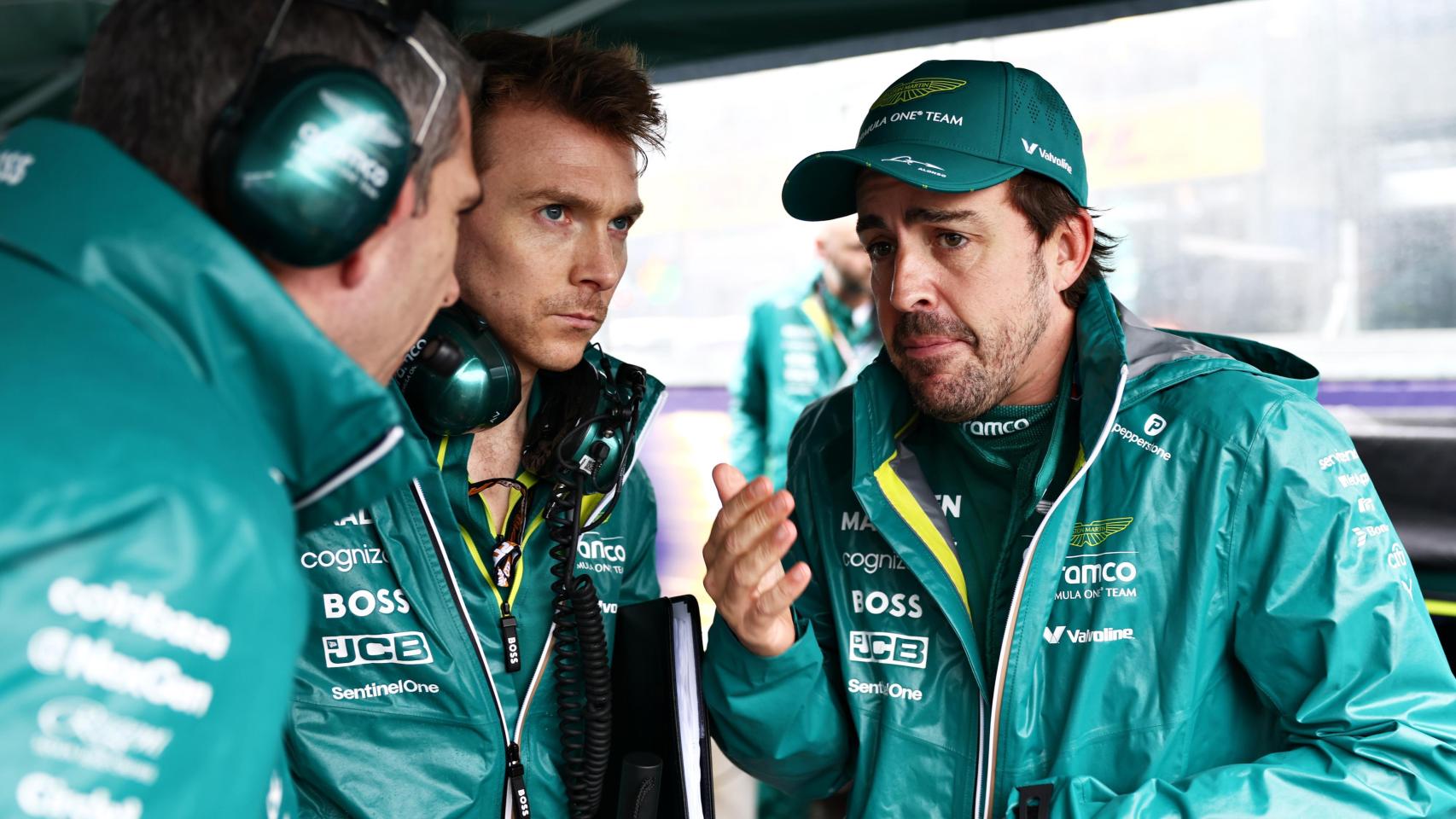 Andrew Vizard, Chris Cronin y Fernando Alonso, en el GP de Australia