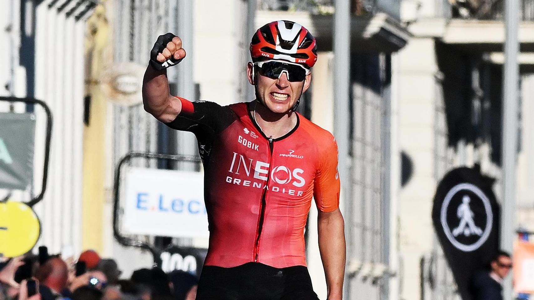 Magnus Sheffield celebra su victoria en la última etapa de la París-Niza.