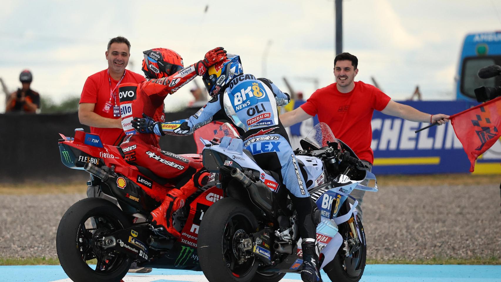 Álex y Marc Márquez celebran sus puestos tras el GP de Argentina.
