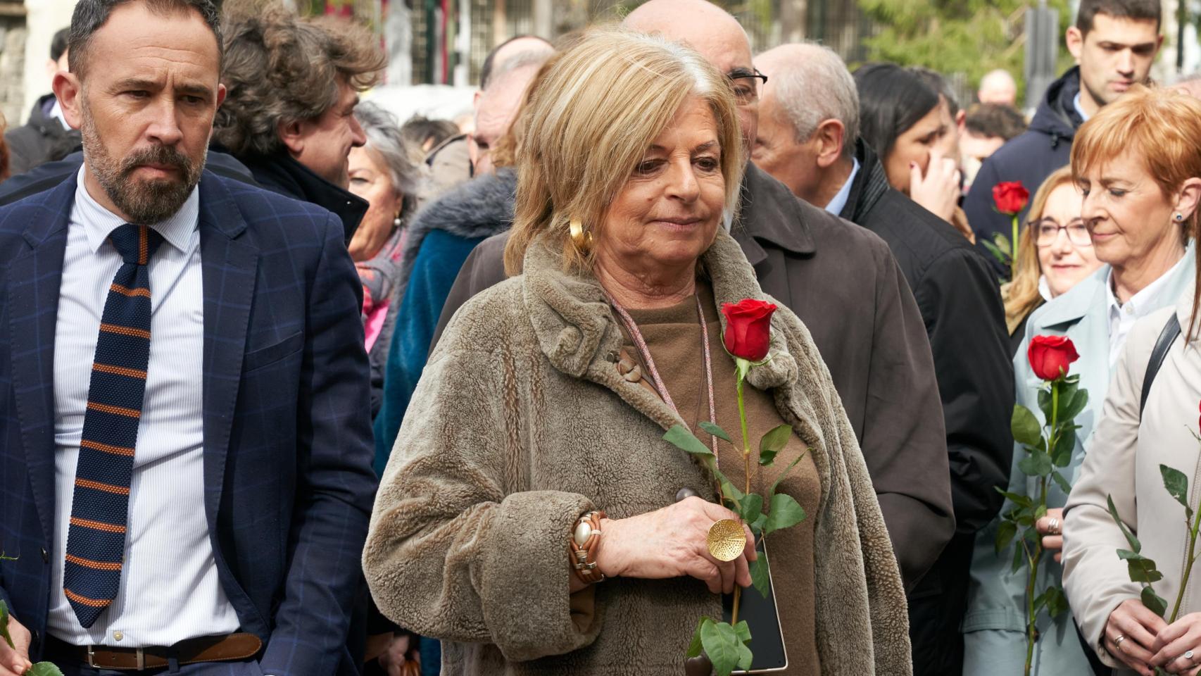 Consuelo Ordoñez, durante la ofrenda floral en recuerdo del dirigente socialista Fernando Buesa y su escolta, en 2024