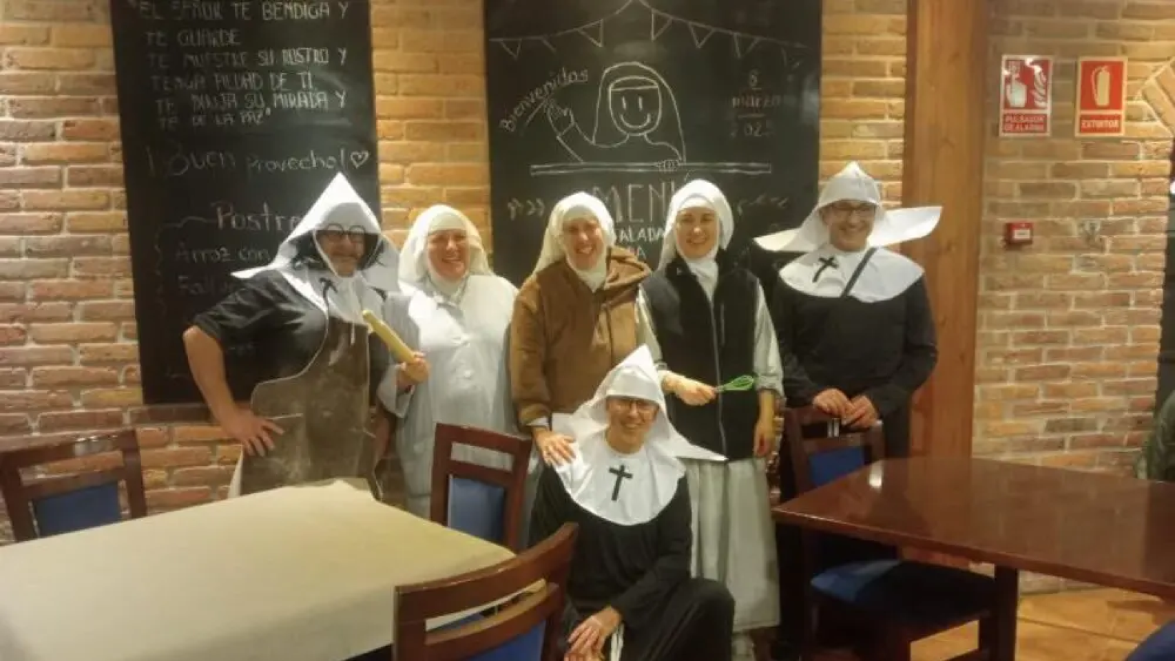 Las monjas clarisas en su restaurante junto a comensales disfrazados